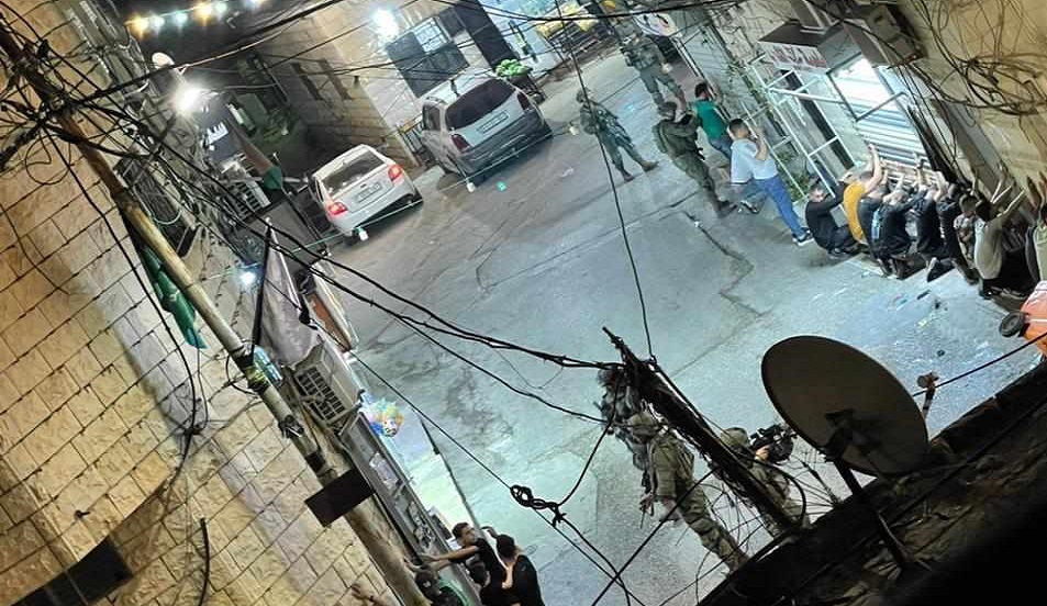 جنود الاحتلال خلال تنكيلهم بعدد من الشبان في عرابة